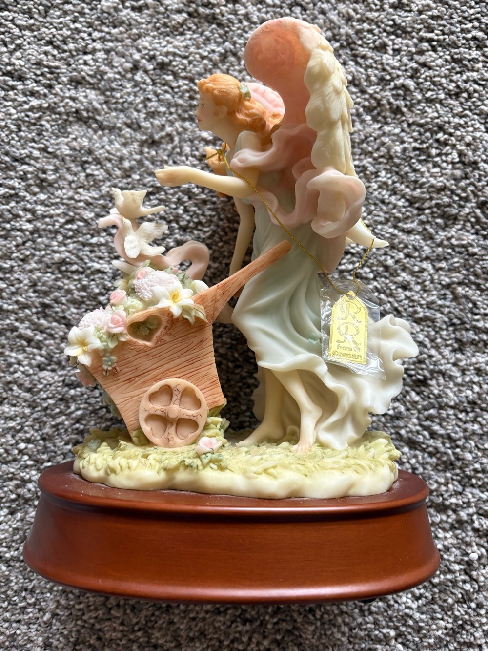 Seraphim Classics “Heaven on Earth” angel figurine